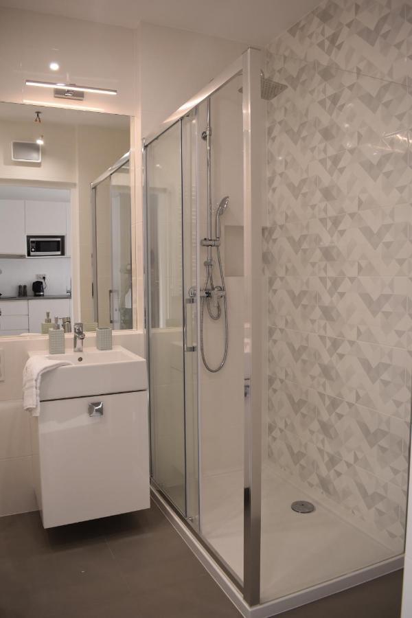 White Modern Tower Atal Apartment Gdynia